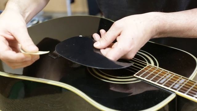 Уроки по ремонту гитар - Приклеиваем пикгард / We Paste Pickguard