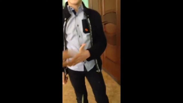 Мальчик выворачивает палец (Kamilla Mag) смотреть онлайн