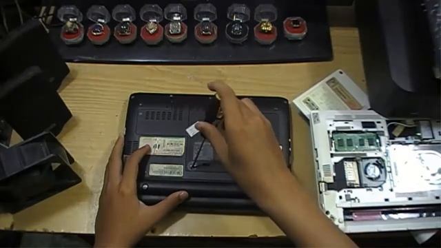 Cara Mengganti Hardisk Netbook Acer Aspire One Happy & Acer Aspire One 532 #5 || adostres смотреть онлайн