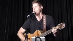 Дженсен Эклз поет и играет на гитаре