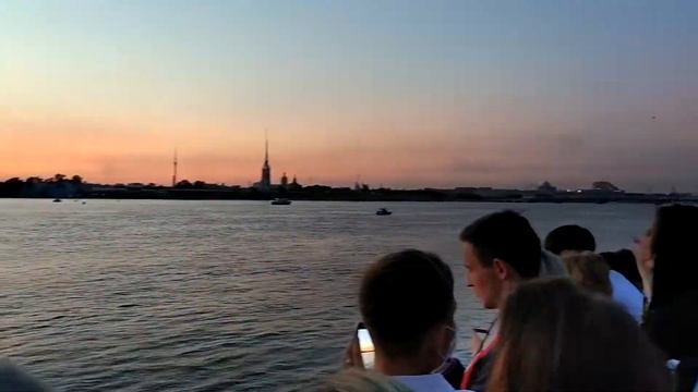 VID 20200624 230302 Дворцовая набережная в Санкт-Петербурге - залпы Салюта Победы, 2020г. смотреть онлайн