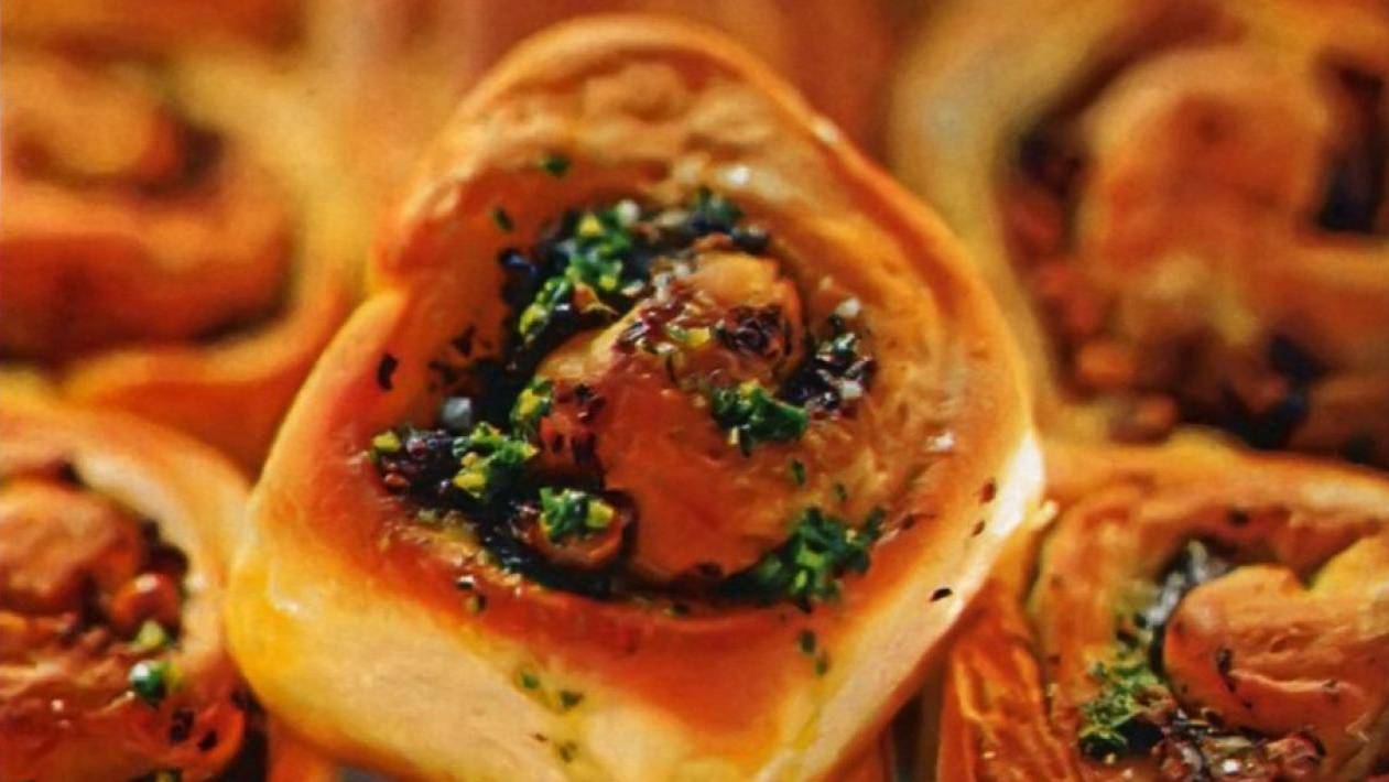 Пикантные "улитки" с начинкой из песто и баклажанов смотреть онлайн