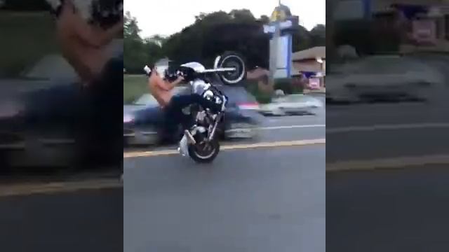 безбашенный акробат на мотоцикле смотреть онлайн