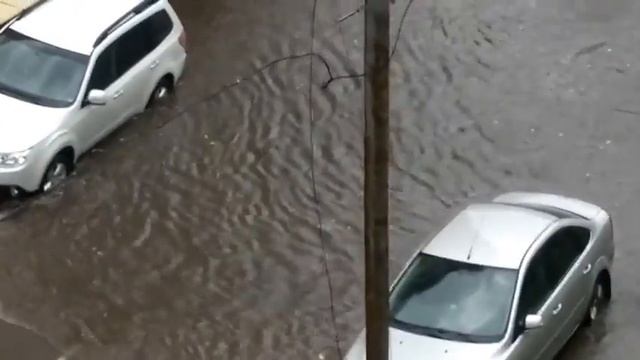 Машины тонут одна за другой! Москва! 13.07.2012 смотреть онлайн