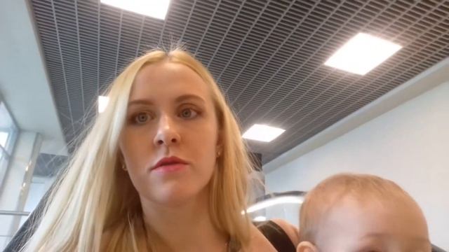 Как лететь в самолете с малышом 1 год. Как лететь с грудным ребенком в самолете. Перелет с ребенком смотреть онлайн