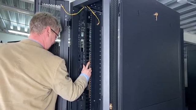 Монтаж вертикального блока розеток PDU на лоток для крепления ZERO-Unit аксессуаров NTSS смотреть онлайн