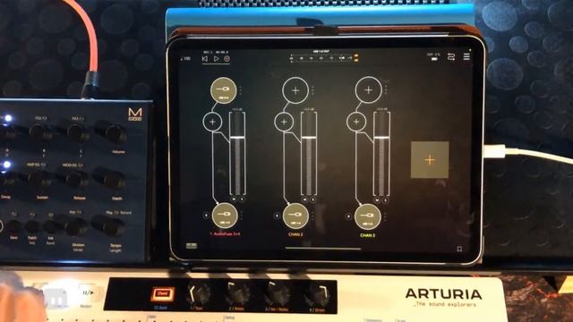 NEON Audio Editor & Clip Launcher with AUM - Demo for the iPad смотреть онлайн