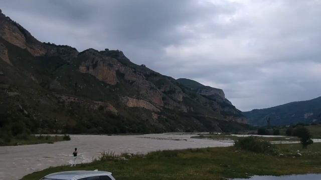 поляна у горной реки у подножия Эльбрус смотреть онлайн