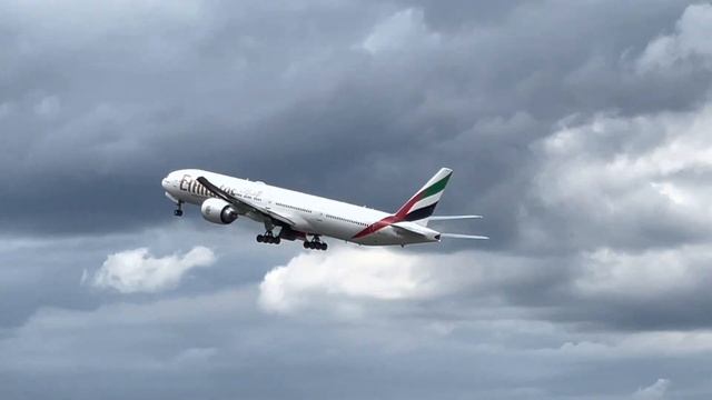 Takeoff Boeing 777 Lotnisko Chopina Warszawa EPWA - 6 lipca 2022 - 4K смотреть онлайн