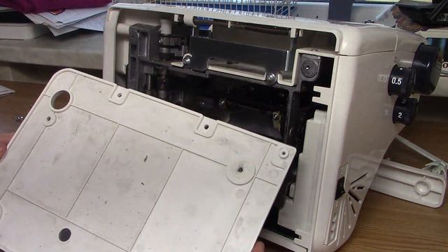 Как почистить и смазать плоскошовную машину Janome CoverPro 2 смотреть онлайн