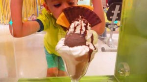 Влад и Никита вместе с мамой играют в детском музее в Дубае