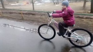 как ездить на велике по лужам