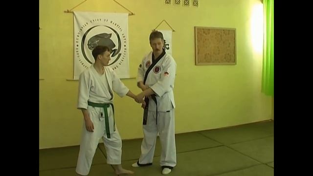 Болевые приемы в Кёнгму Хапкидо. Продавливание ухватом с выкручиванием. (Базовый вариант)