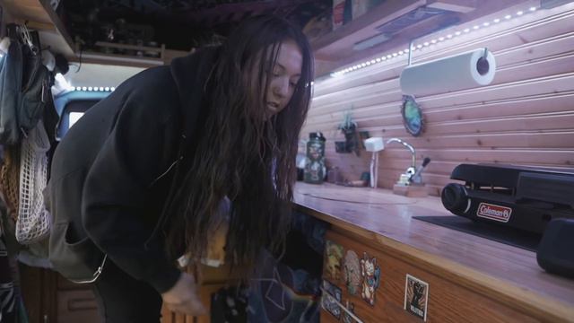 Solo Female Van Tour - Budget Build 3K Total! - GMC Savana смотреть онлайн