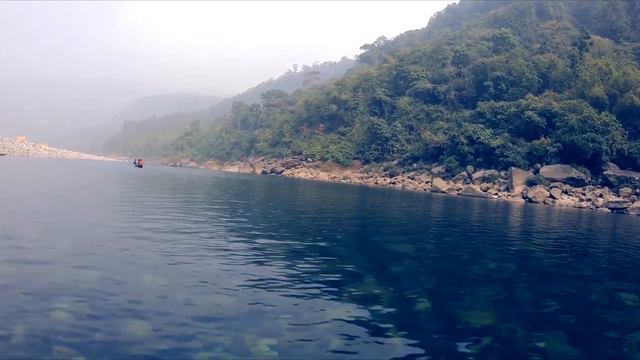 Dawki river , meghalaya - crystal clear water. Река Дауки, штат Мегхалая - кристально чистая вода смотреть онлайн