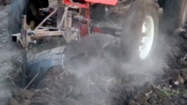 Оранка двокорпусным плугом минитрактором смотреть онлайн