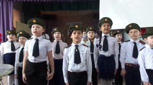 А на плечах у нас зеленые погоны