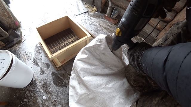 ВЫБИВАЕМ ПЕРГУ ИЗ ПЕРГОВЫХ РАМОК. смотреть онлайн