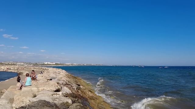 Бизнесмен не смог проехать мимо мальчишки, мерзнущего на обочине… Но от его 1 вопроса богач обомлел