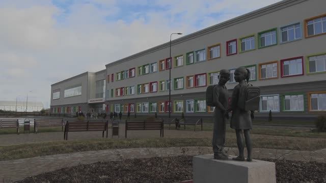 Военные строители возвели в Мариулоле медицинские центры, жилье и детские учебные учреждения смотреть онлайн