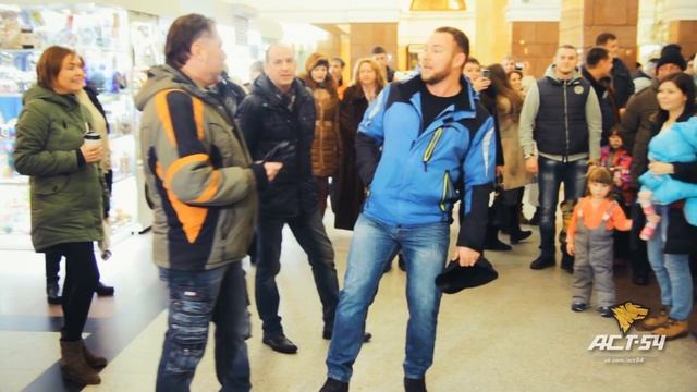 Песенный флешмоб на вокзале Новосибирск-Главный 11.12.2016 смотреть онлайн