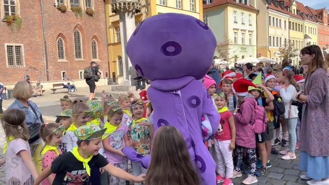 Во Вроцлаве начался фестиваль гномов смотреть онлайн