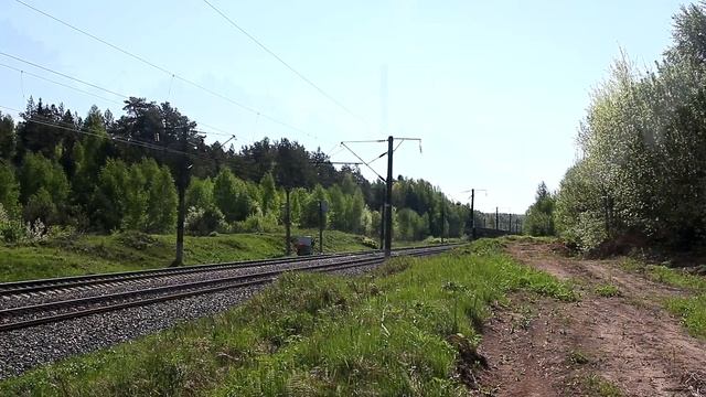 Грузовые и пассажирские поезда на участке Киров - Балезино. Разнообразие локомотивов. Часть 1. смотреть онлайн