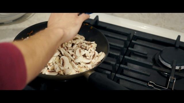 Готовим куриное филе с шампиньонами в сливочно-чесночном соусе смотреть онлайн