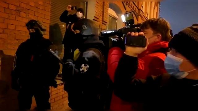 ? ОМОН взломал дверь бара в Москве, который работал после 23:00 - город может спать спокойно смотреть онлайн