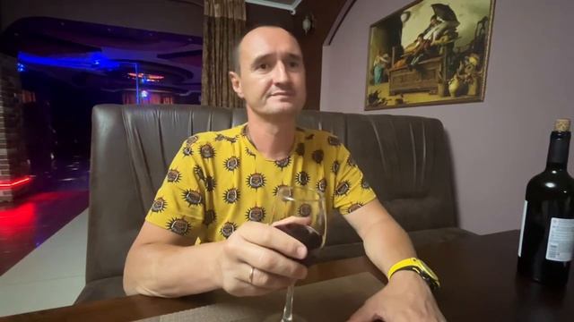 Потрясающий запах, танины и вкус кислой сливы - Каберне Совиньон от Усадьбы Голубицкое смотреть онлайн