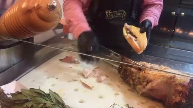 Французский багет с мясом на Парижской рождественской ярмарке . смотреть онлайн