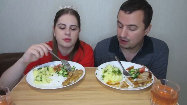 Мукбанг стейк с молодой картошкой и салат. Очень вкусно. Болталка с мужем смотреть онлайн