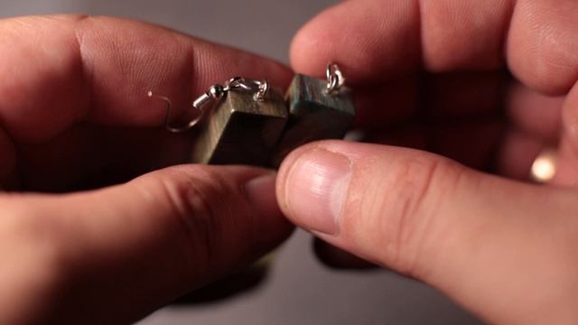 Серьги из стабилизированной карельской березы и эпоксидной смолы. Светятся в темноте