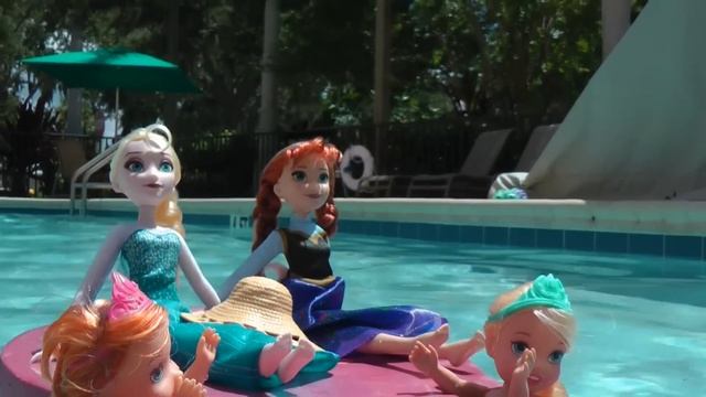 POOL ! Elsa And Anna Toddlers - Barbie Is The Lifeguard - Splash