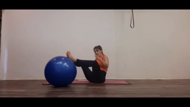 Veraion 1: A core & butt workout with...a big Pilates ball ? смотреть онлайн