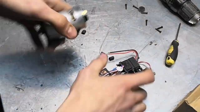 Шуруповерт DeWalt DCD771 (деволт DCD771) не работает, замена мотора и выключателя смотреть онлайн