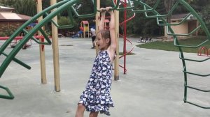 4Д Четыре девочки. Гуляем и играем с папой на детской площадке #Настя #Милана #папа