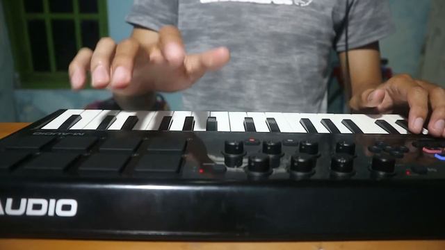 Sunday Morning Live Looping with M-audio axiom air 32 mini (Maroon 5 cover) смотреть онлайн