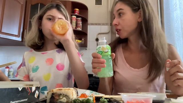 МУКБАНГ/ Кушаем роллы и суши 🍣! Болтаем/MUKBANG/SUSHI ROLLS смотреть онлайн