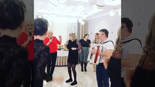 Вот мужичок молодца всех женщин закадрил своей песней под баян🔥😁 смотреть онлайн