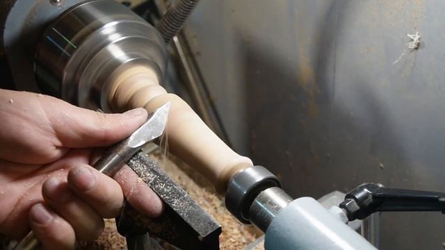 Склеил обрезки дуба и сирени и выточил ручку для ножа смотреть онлайн