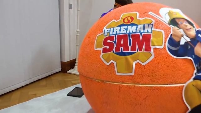Катя и Макс играют в мультяшных героев смотреть онлайн