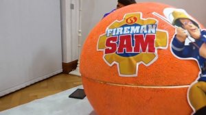 Катя и Макс играют в мультяшных героев