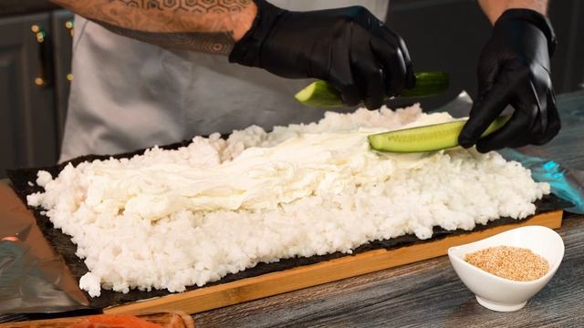 СДЕЛАЛИ ОГРОМНЫЙ РОЛЛ! Хватит на целую компанию | Суши дома