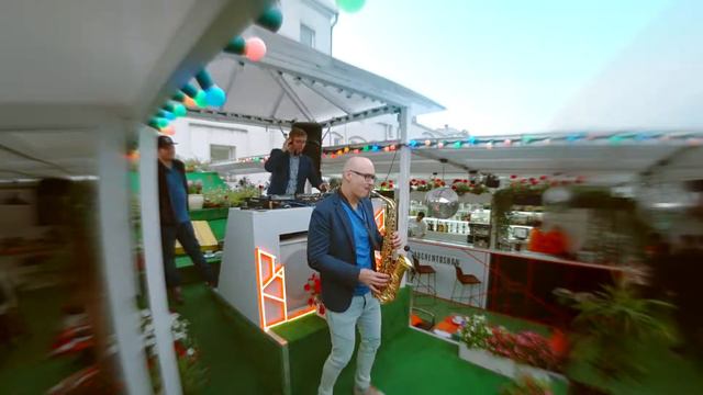 Саксофонист импровизирует под диджея смотреть онлайн