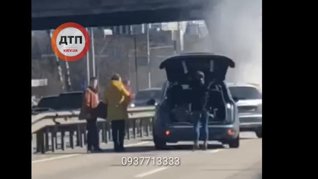 Карма Шулявки: на Победы у многострадального уставшего моста горит авто. Спасибо что без трупов.