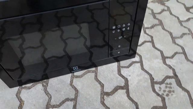 Мікрохвильовка з грилем Electrolux EMT25207OB 25л чорна 900Вт смотреть онлайн