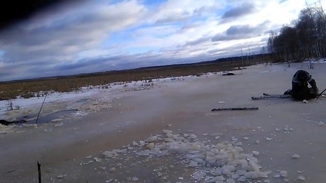 Караси зимой на болоте смотреть онлайн