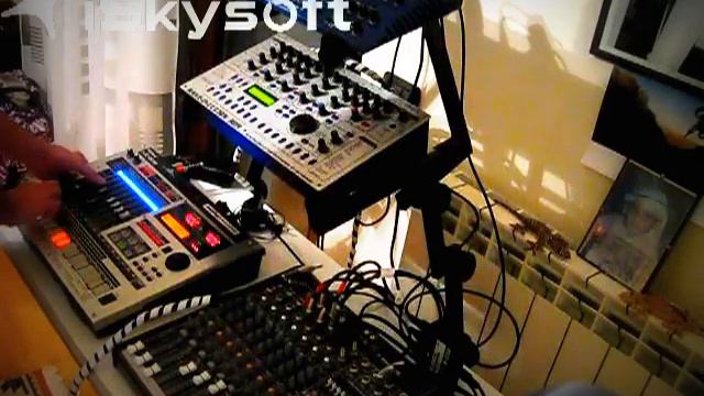 Bit Riders Live testing Roland MC-808, Quasimidi Rave-O-Lution 309, Novation Nova and Ableton смотреть онлайн