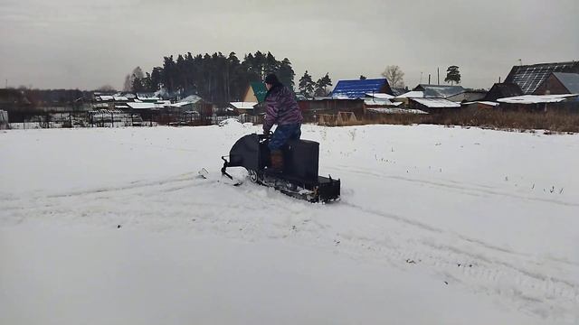 Первый выезд по огороду на самодельном снегоходе! смотреть онлайн